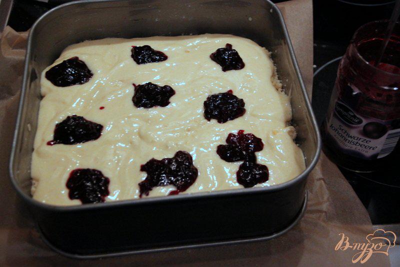 Фото приготовление рецепта: Штрейзельный пирог с творожным сыром и пудингом шаг №6