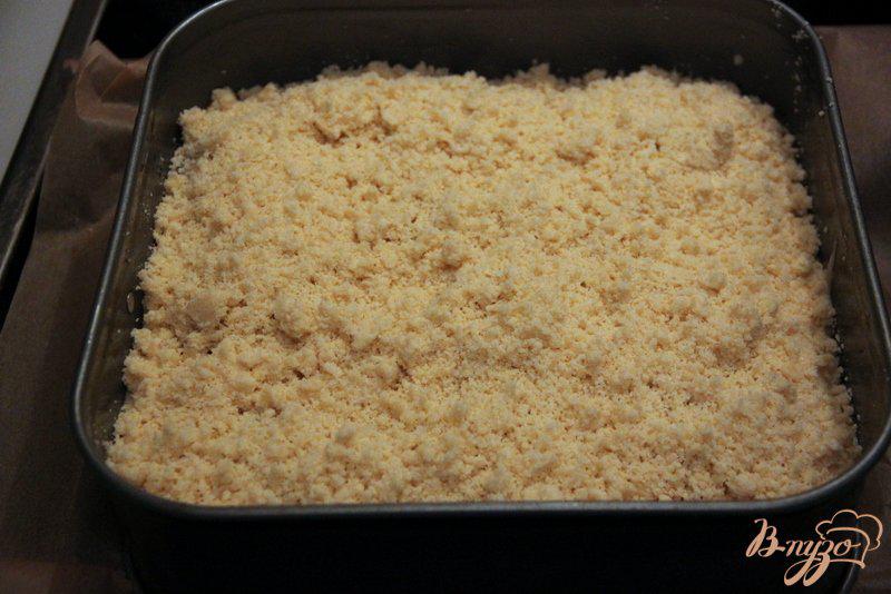Фото приготовление рецепта: Штрейзельный пирог с творожным сыром и пудингом шаг №7