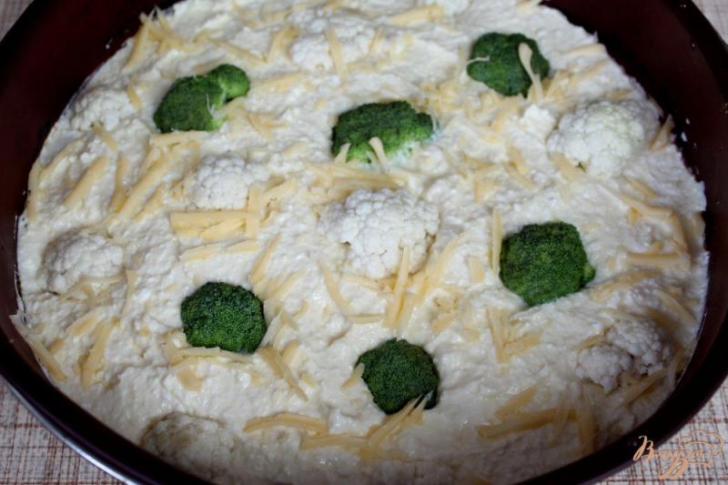 Фото приготовление рецепта: Творожная запеканка с цветной капустой и брокколи шаг №4