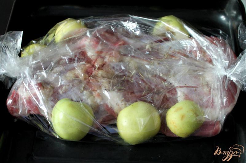 Фото приготовление рецепта: Мясо ягненка запеченное в рукаве с яблоками шаг №5