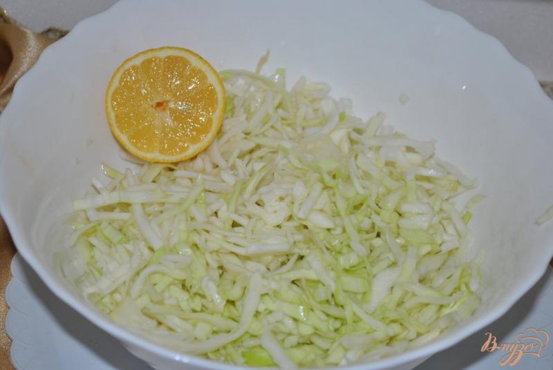 Фото приготовление рецепта: Салат с квашеной капустой и редисом шаг №1