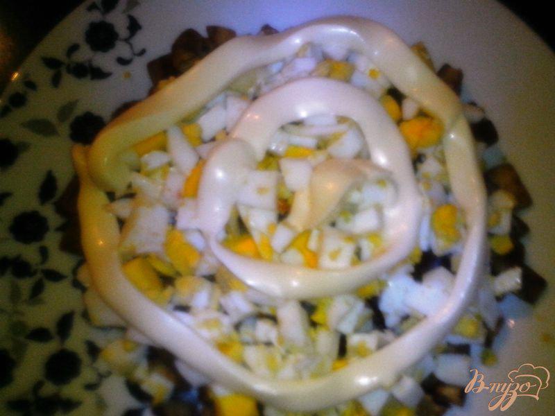 Фото приготовление рецепта: Салат из баклажанов с помидором, сыром и яйцами шаг №4