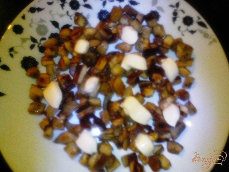 Фото приготовление рецепта: Салат из баклажанов с помидором, сыром и яйцами шаг №3