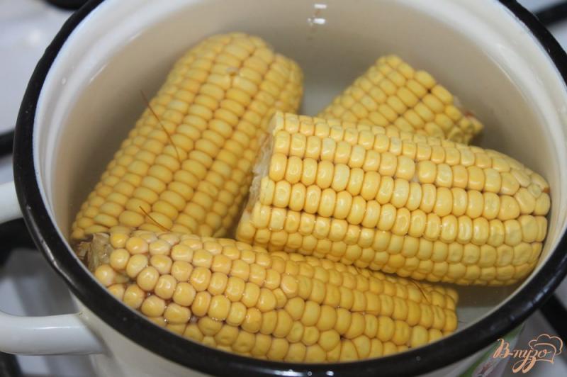Фото приготовление рецепта: Вареная кукуруза с соусом песто и чесноком шаг №3