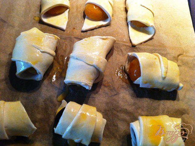 Фото приготовление рецепта: Круассаны с абрикосами и сливами шаг №7
