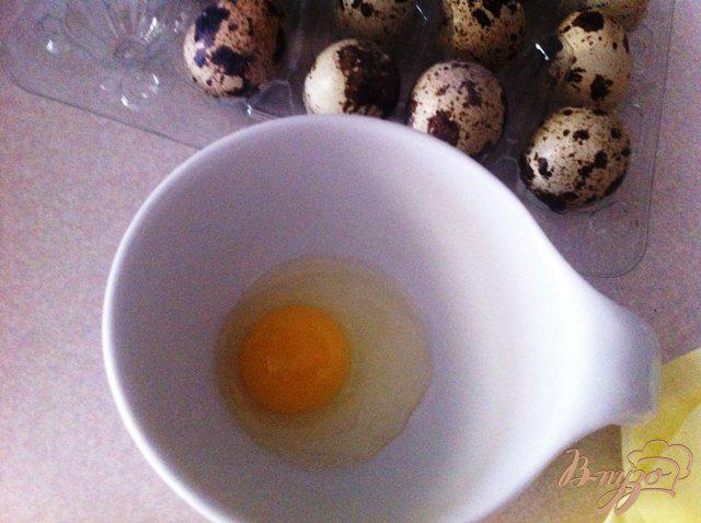 Фото приготовление рецепта: Тосты с перепелиными яйцами шаг №3
