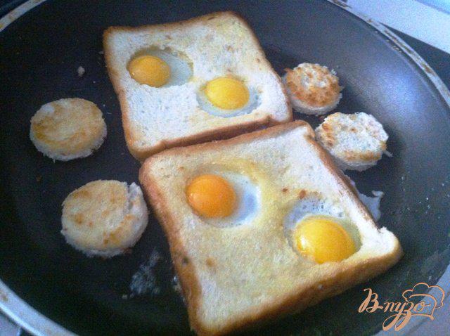 Фото приготовление рецепта: Тосты с перепелиными яйцами шаг №4