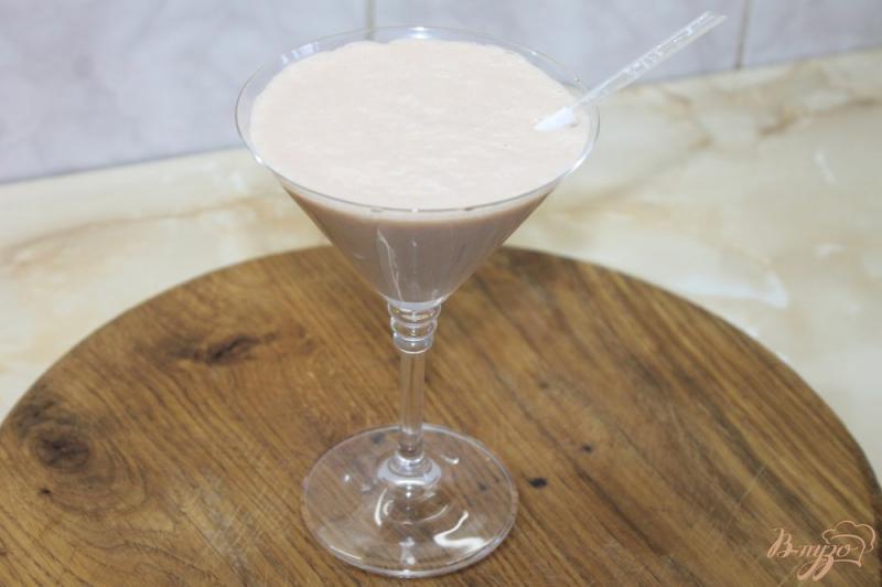 Фото приготовление рецепта: Молочный коктейль с дыней и шоколадным мороженым шаг №5