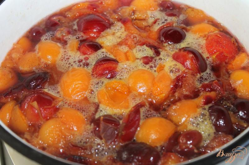 Фото приготовление рецепта: Компот из летних ягод и фруктов шаг №5