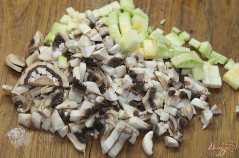 Фото приготовление рецепта: Гречневая каша с грибами и кабачком шаг №2