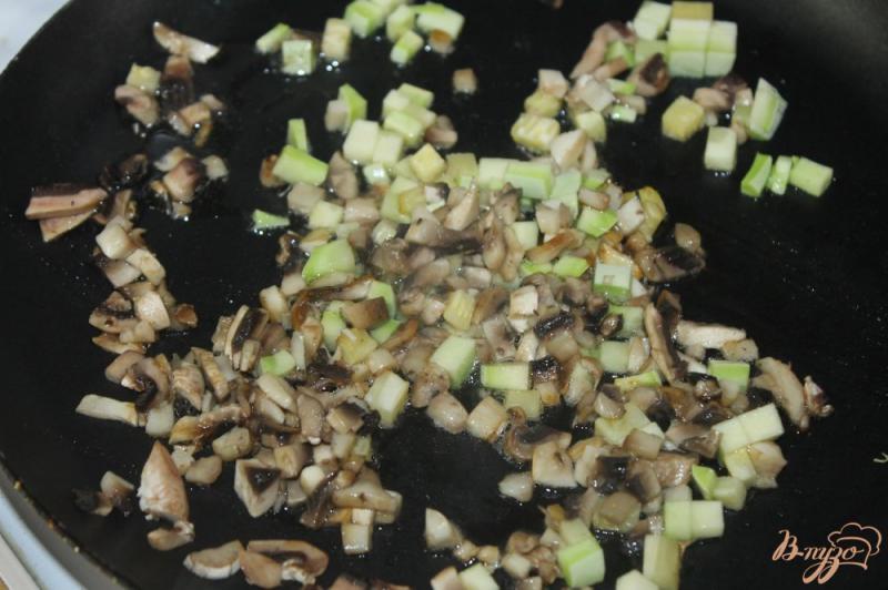 Фото приготовление рецепта: Гречневая каша с грибами и кабачком шаг №4