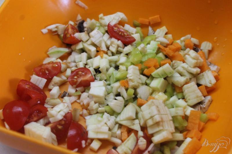 Фото приготовление рецепта: Баклажанные лодочки с овощами запеченные под сыром шаг №3