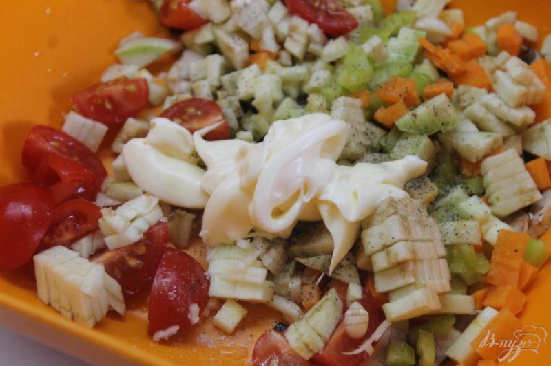 Фото приготовление рецепта: Баклажанные лодочки с овощами запеченные под сыром шаг №4