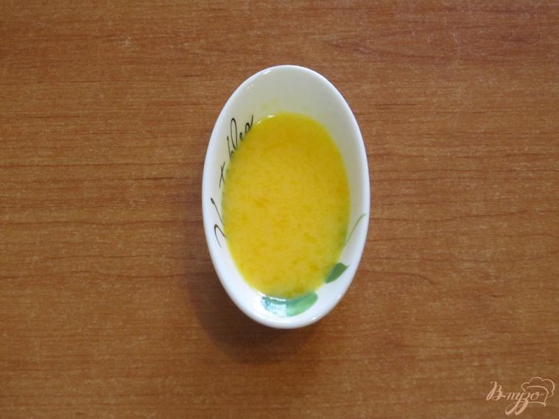 Фото приготовление рецепта: Десерт из творожной пасты с персиками и изюмом шаг №4