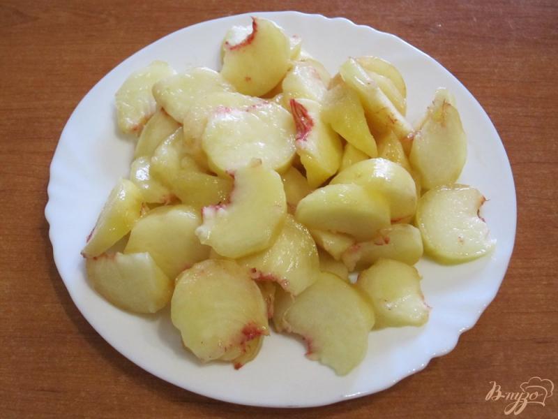 Фото приготовление рецепта: Десерт из творожной пасты с персиками и изюмом шаг №7