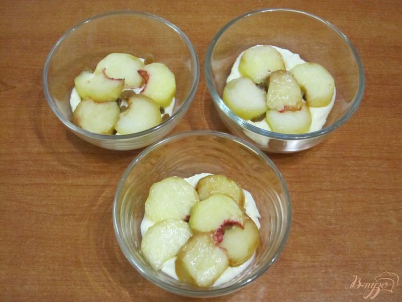 Фото приготовление рецепта: Десерт из творожной пасты с персиками и изюмом шаг №11