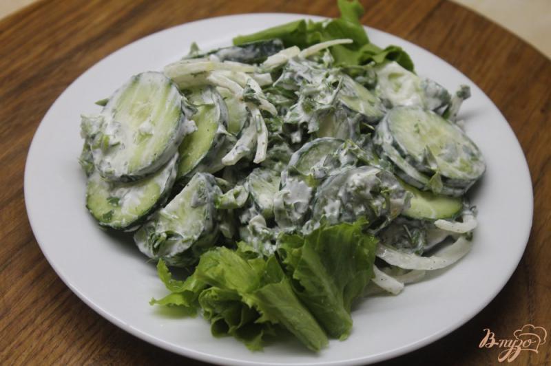Фото приготовление рецепта: Огуречный салат со сметанным соусом шаг №6