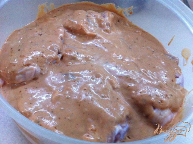 Фото приготовление рецепта: Куриные бедрышки с картофелем шаг №3