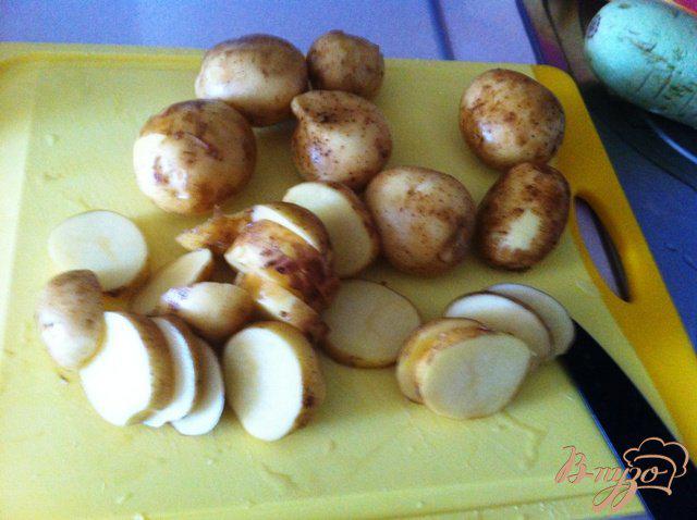 Фото приготовление рецепта: Куриные бедрышки с картофелем шаг №4