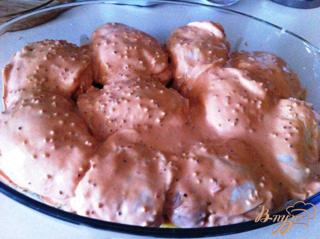 Фото приготовление рецепта: Куриные бедрышки с картофелем шаг №6