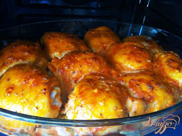 Фото приготовление рецепта: Куриные бедрышки с картофелем шаг №7