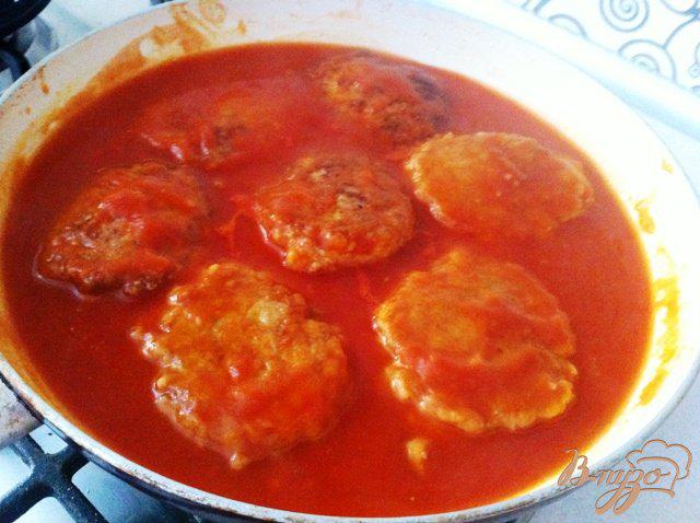Фото приготовление рецепта: Куриные котлеты в томатном соусе шаг №10