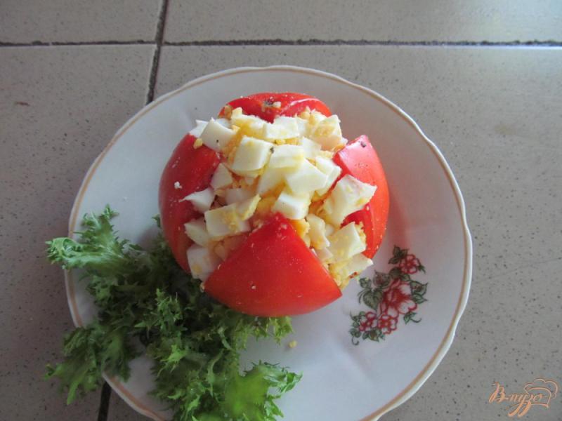Фото приготовление рецепта: Закуска из помидора с яйцом шаг №4