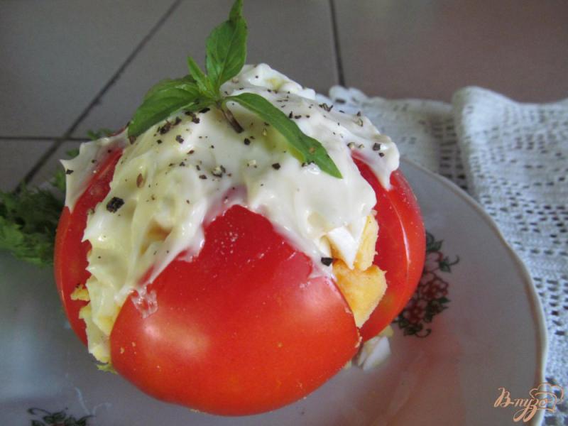 Фото приготовление рецепта: Закуска из помидора с яйцом шаг №6