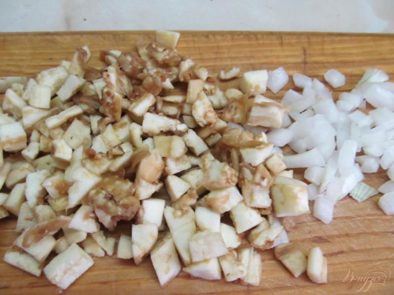 Фото приготовление рецепта: Булочки с жаренным баклажаном и луком шаг №1