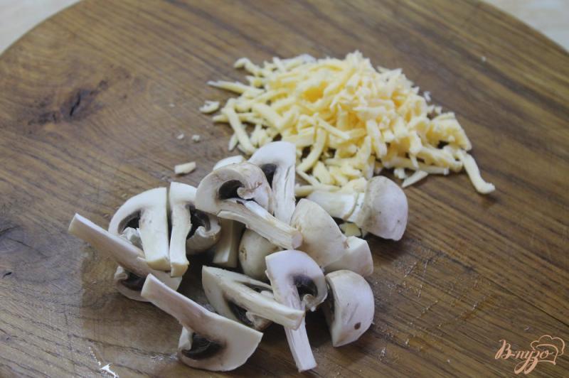 Фото приготовление рецепта: Деруны с мясом и грибами под сыром в горшочке шаг №5