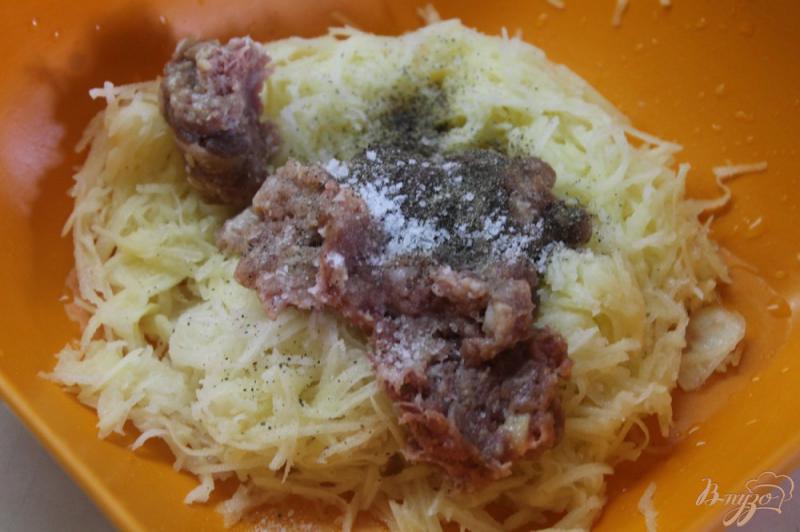 Фото приготовление рецепта: Деруны с мясом и грибами под сыром в горшочке шаг №3