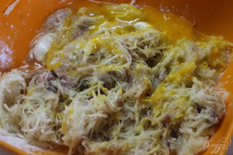 Фото приготовление рецепта: Деруны с мясом и грибами под сыром в горшочке шаг №4