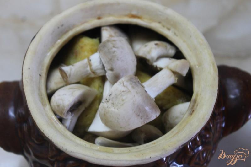 Фото приготовление рецепта: Деруны с мясом и грибами под сыром в горшочке шаг №7