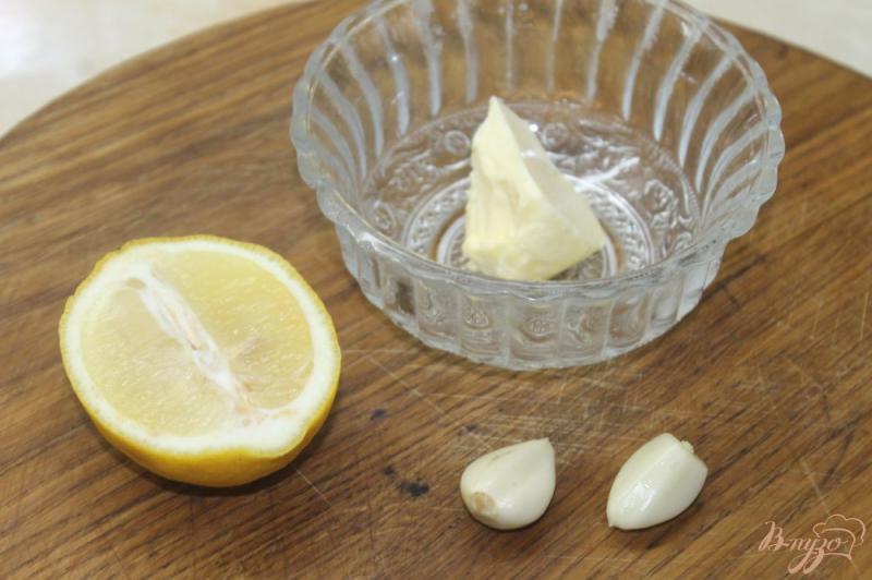 Фото приготовление рецепта: Отварная кукуруза в лимонно - чесночном соусе шаг №2