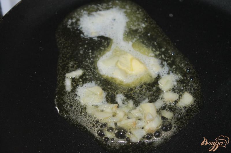 Фото приготовление рецепта: Отварная кукуруза в лимонно - чесночном соусе шаг №3