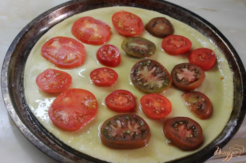 Фото приготовление рецепта: Фокачча с помидорами и оливками шаг №4