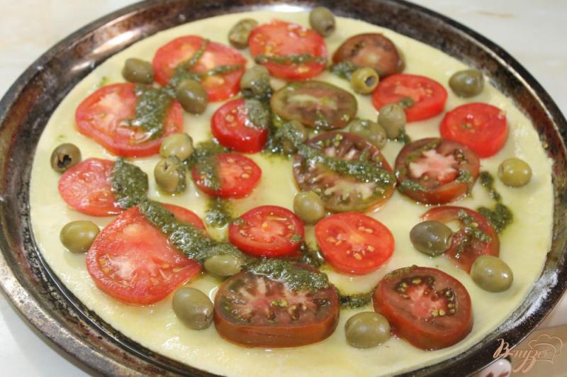 Фото приготовление рецепта: Фокачча с помидорами и оливками шаг №5