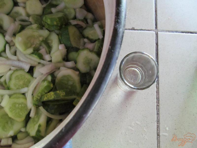 Фото приготовление рецепта: Салат из огурцов на зиму шаг №5