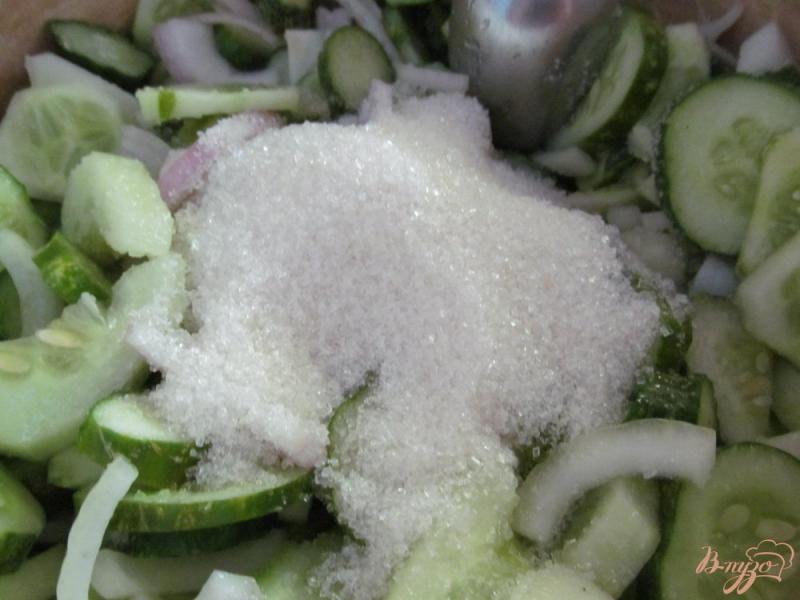 Фото приготовление рецепта: Салат из огурцов на зиму шаг №4