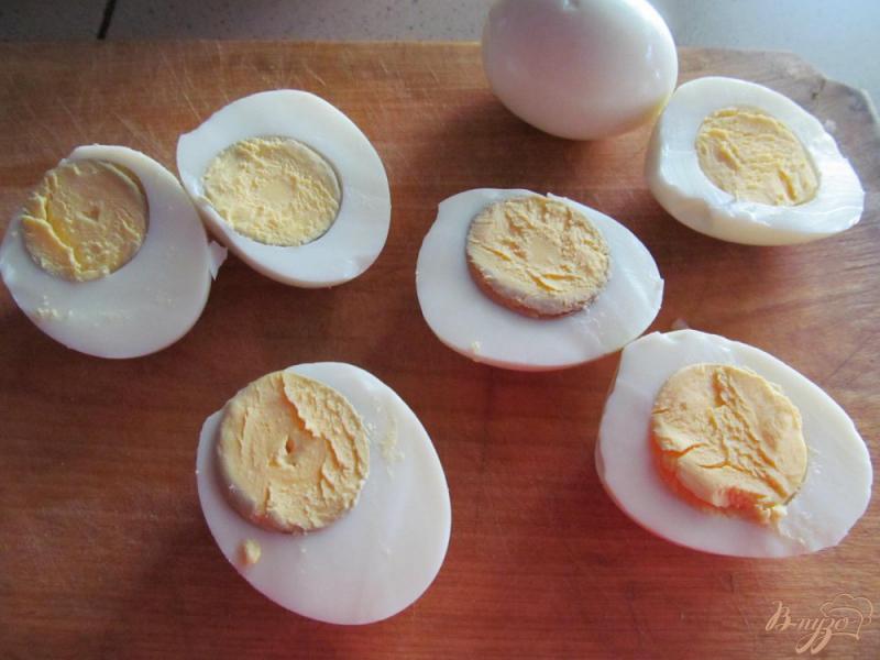 Фото приготовление рецепта: Закуска из яиц с сельдью шаг №2