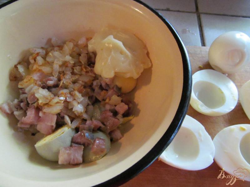 Фото приготовление рецепта: Закуска из яиц с сельдью шаг №4