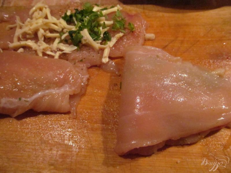Фото приготовление рецепта: Куриное филе фаршированное зеленью с сыром шаг №3