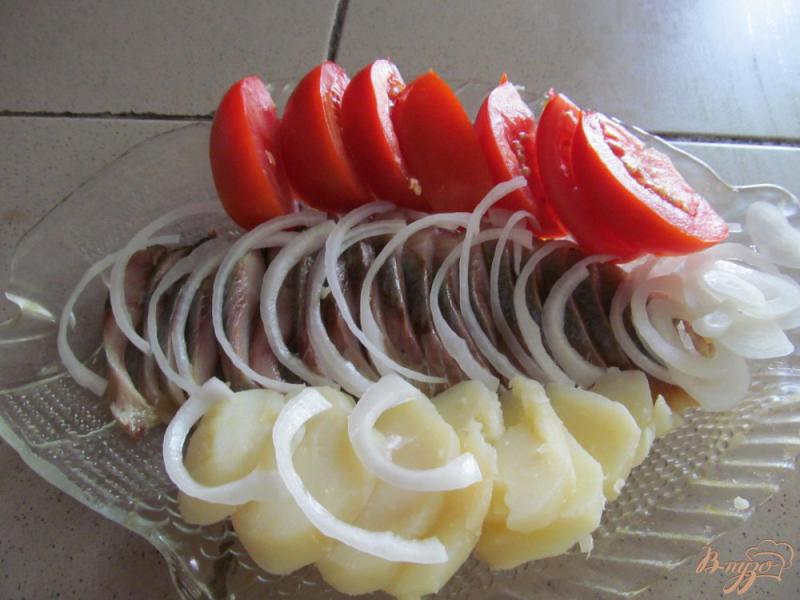 Фото приготовление рецепта: Сельдь с овощами под соусом шаг №5