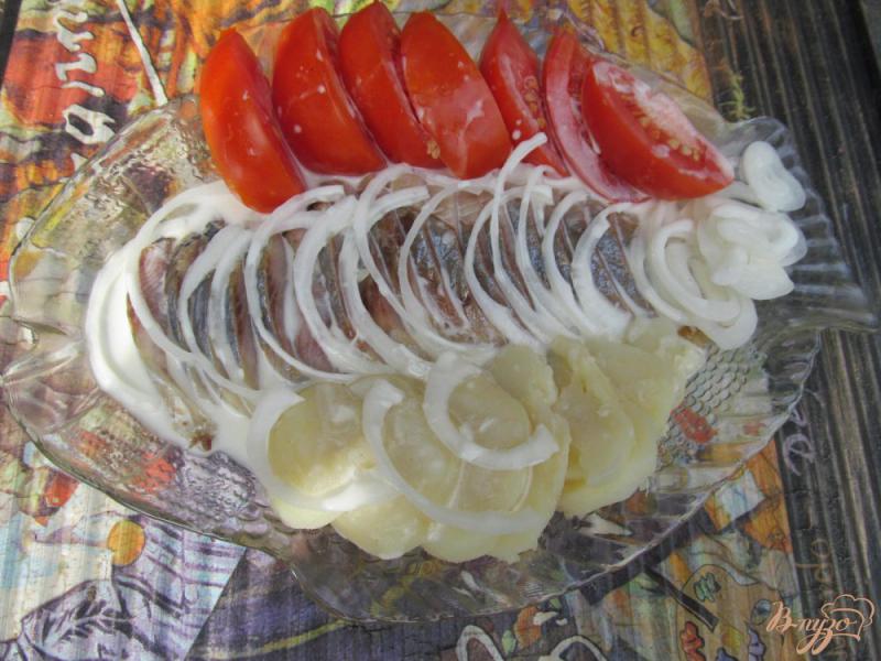 Фото приготовление рецепта: Сельдь с овощами под соусом шаг №6
