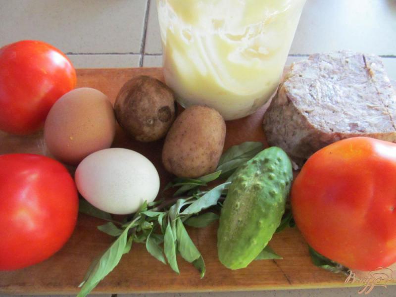 Фото приготовление рецепта: Помидор фаршированный салатом шаг №1