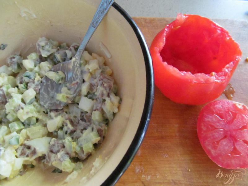 Фото приготовление рецепта: Помидор фаршированный салатом шаг №3