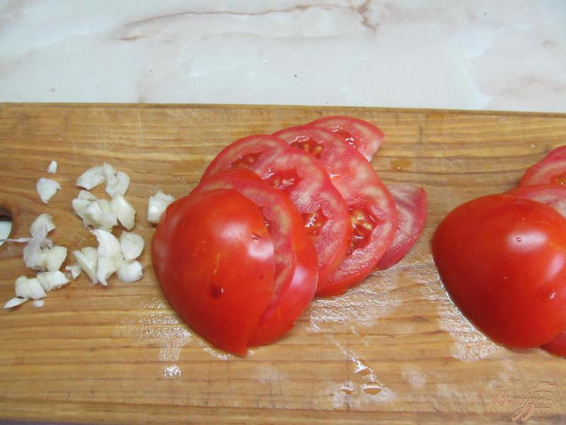 Фото приготовление рецепта: Яйца с колбасой под помидором шаг №1