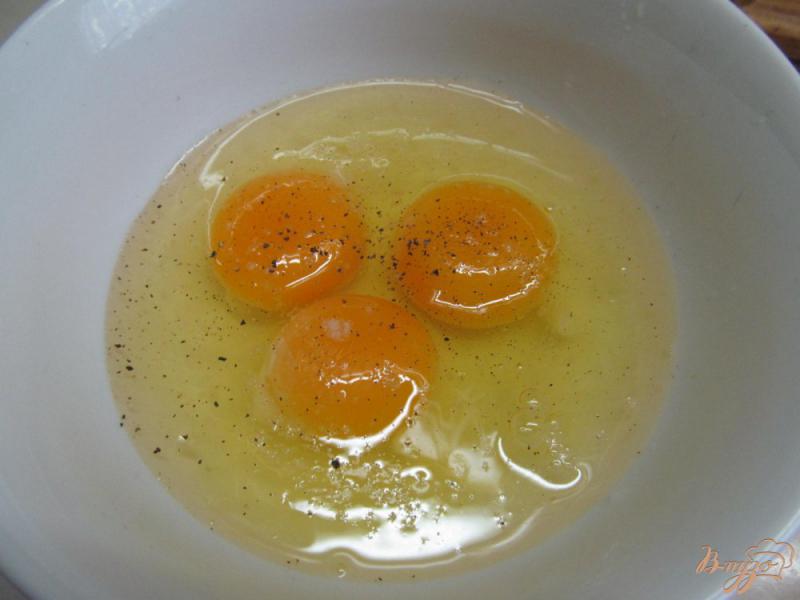Фото приготовление рецепта: Яйца с колбасой под помидором шаг №3
