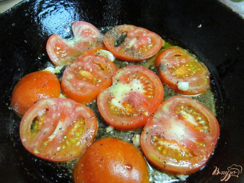 Фото приготовление рецепта: Яйца с колбасой под помидором шаг №2