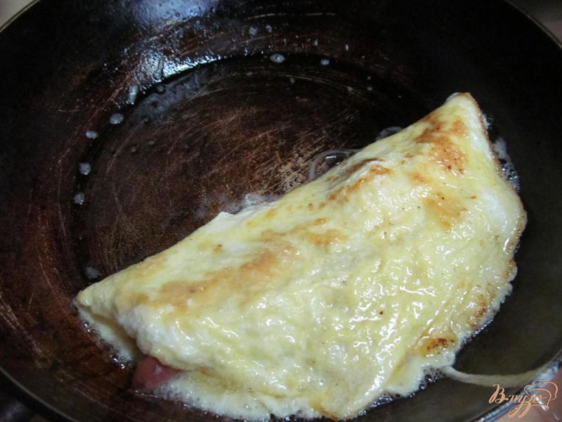 Фото приготовление рецепта: Яйца с колбасой под помидором шаг №7